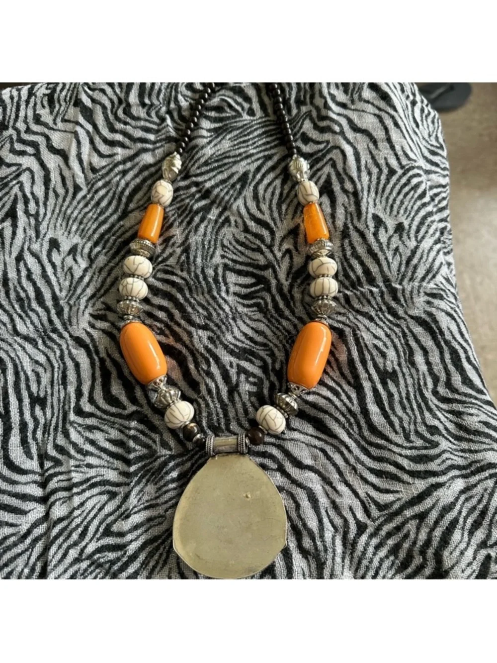 Elegant silver and orange pendant necklace - Picture 5 of 9